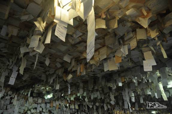 Paredes e teto cobertos de bilhetes, tradição no restaurante Arantes, na praia do Pântano do Sul, na costa sul de Florianópolis, em Santa Catarina